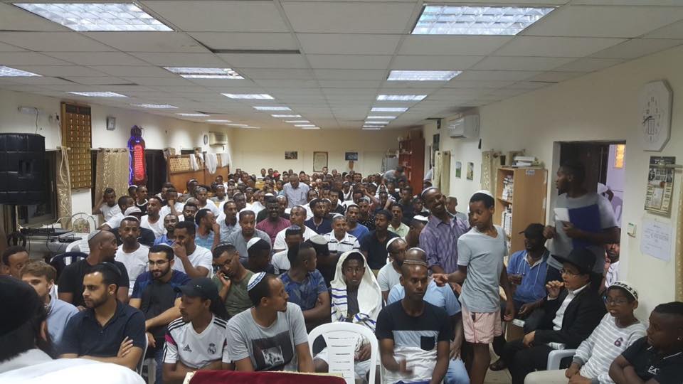 הרב של כולם: קהל רב מגיע לשיעורים ונהנה מכל רגע (צילום: יואב יאסו)